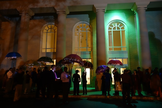 Christmas_5079 umbrellas bldg_680.JPG